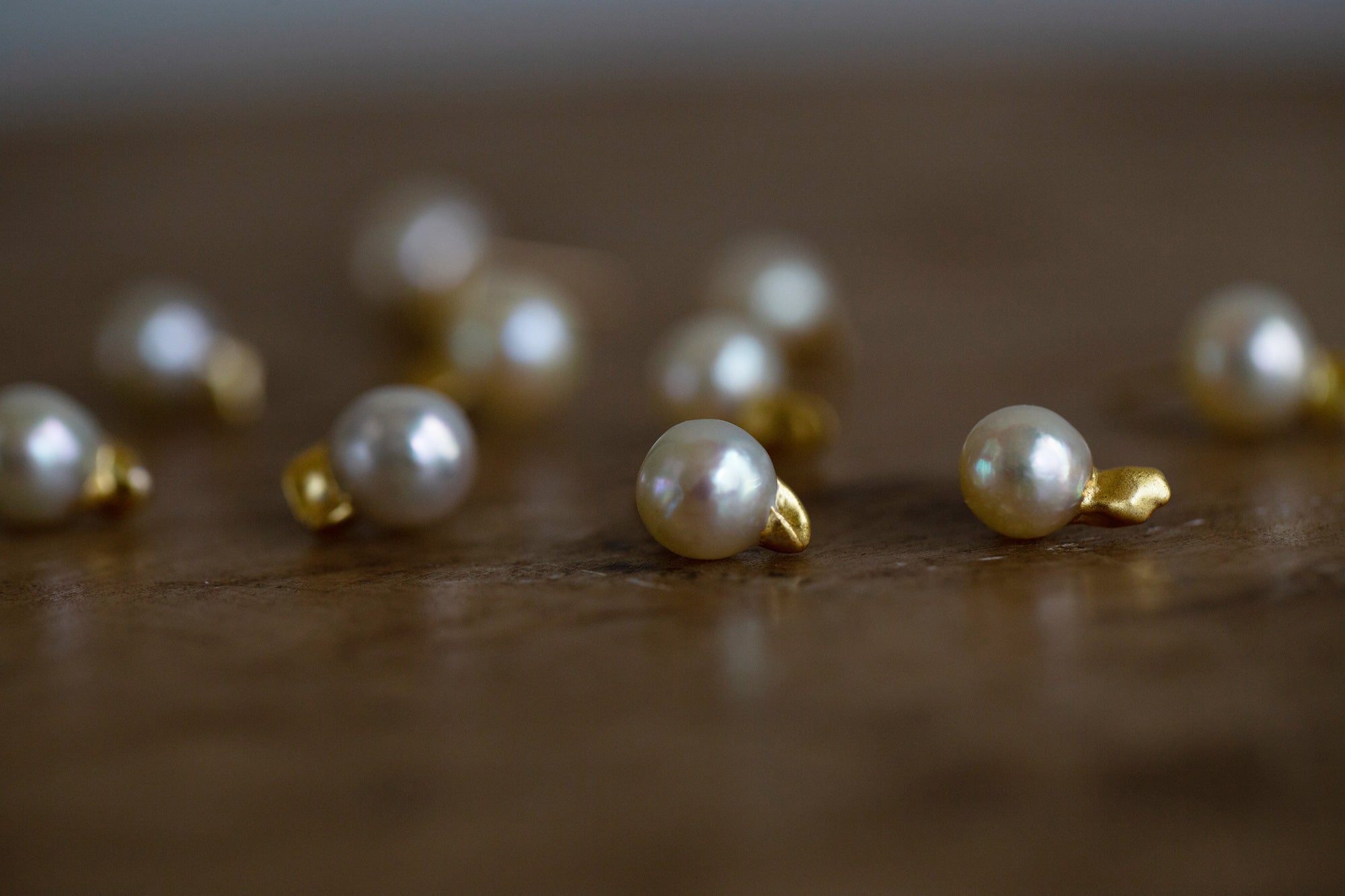 アコヤ真珠とは。魅力や種類を、日々を彩るアクセサリーと共に解説