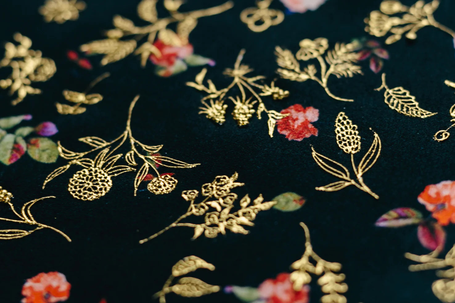 金彩とは。着物の装飾に欠かせない伝統工芸の奥深さと歴史