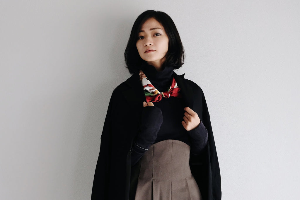 スカーフの巻き方 | ジャケットスタイルの差し色に「ケープ使い」を 