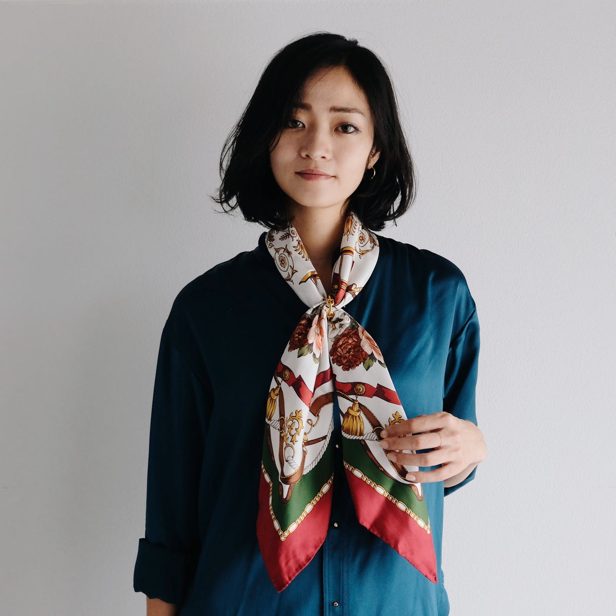 スカーフの巻き方 | 「スカーフリング」が落ちない小ワザで1日中美しい  