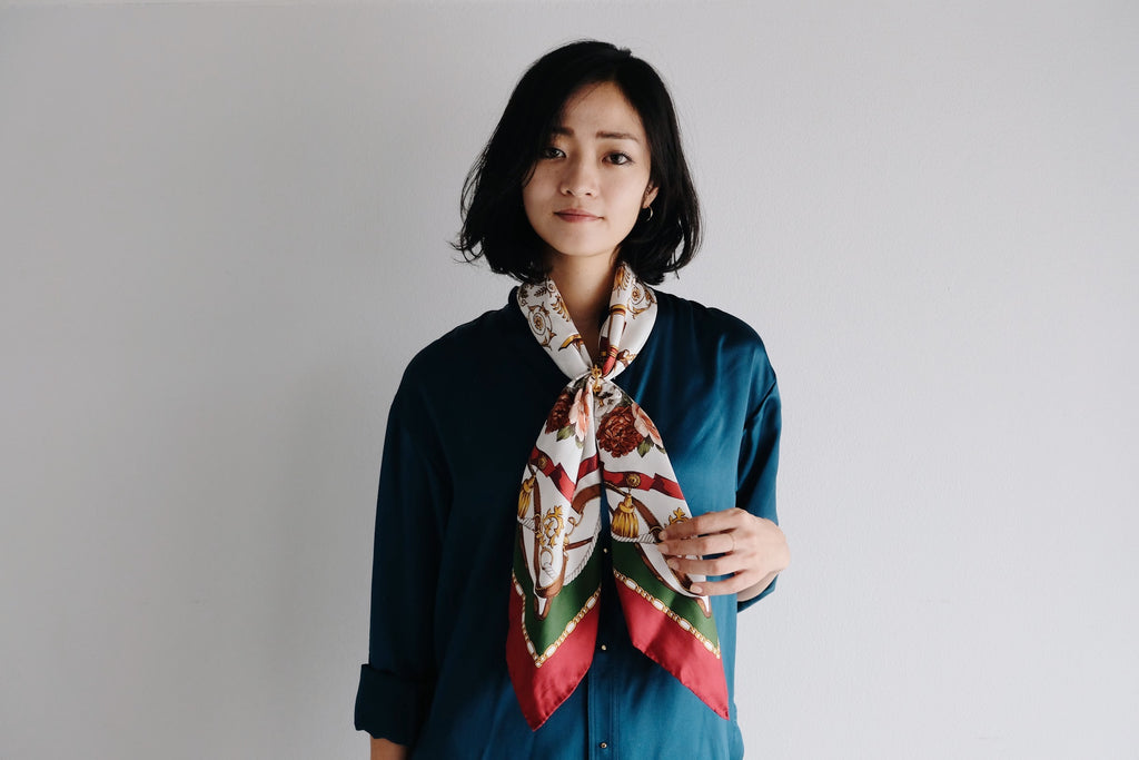 スカーフの巻き方 | 「スカーフリング」が落ちない小ワザで1日中美しい  