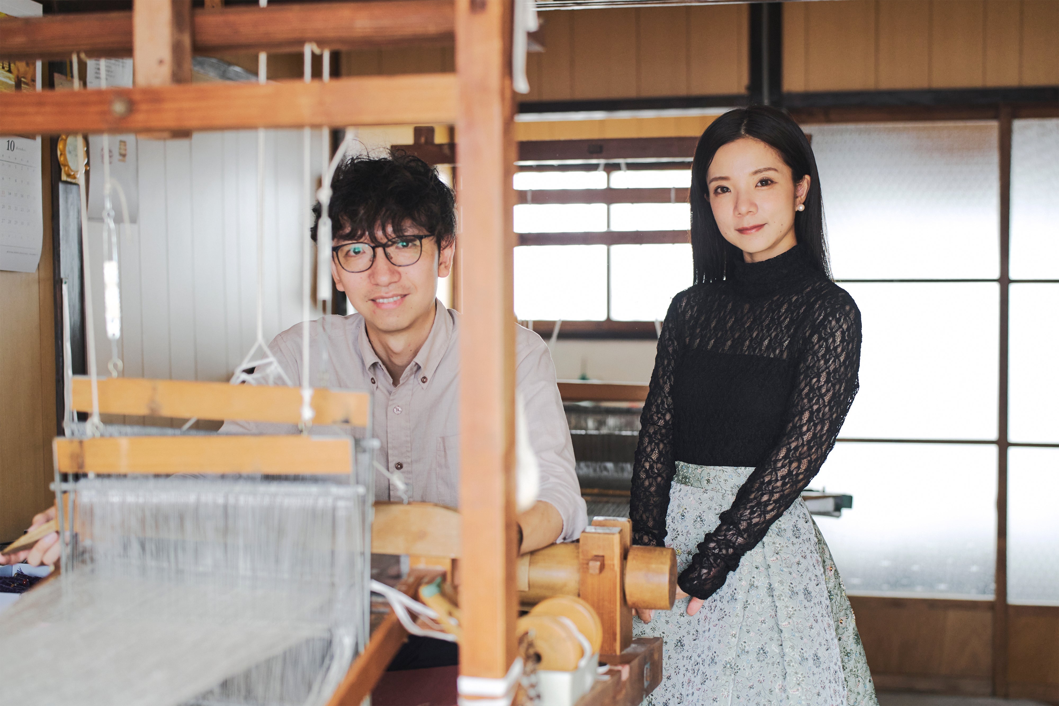 伝統の帯を超え、現代を生きる日常へ。「白練」と「墨黒」が織りなす