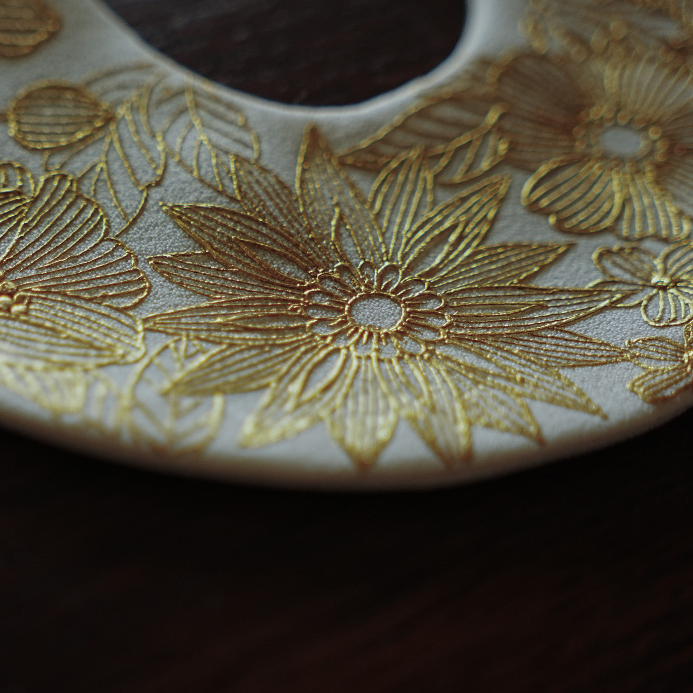 セーブル丸形ディッシュ☆白磁金彩☆24K金彩小花紋様☆仏ヴィンテージ未使用 伝統工芸「金彩」をあしらったヘアアクセサリー「KInsai Loop Hair Wrap」