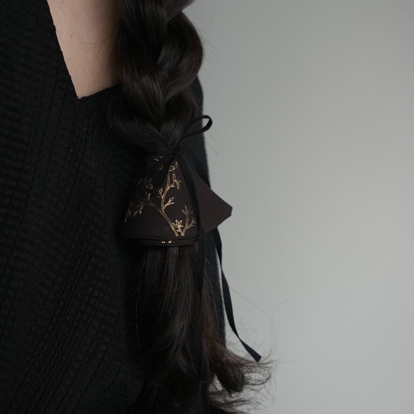 伝統工芸「金彩」をあしらったヘアアクセサリー「KInsai Loop Hair Wrap」