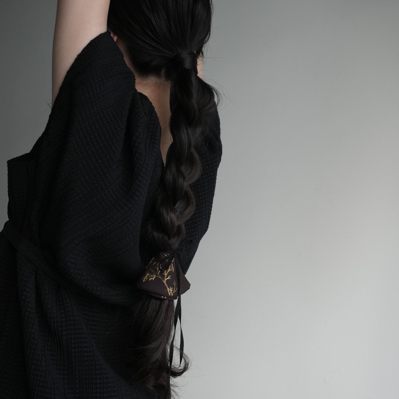 伝統工芸「金彩」をあしらったヘアアクセサリー「KInsai Loop Hair Wrap」